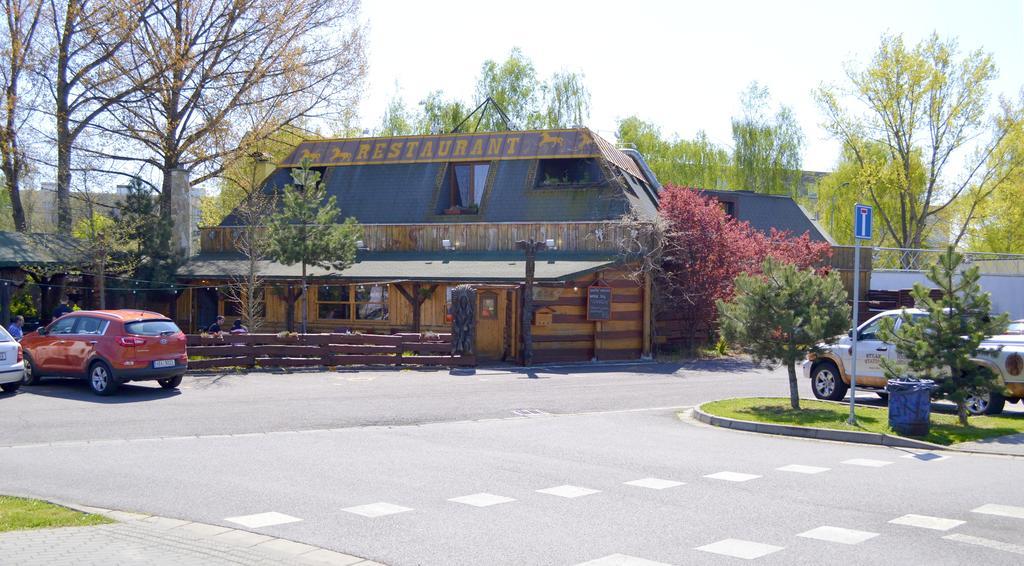 Restaurant A Penzion Steak Station Пардубице Екстериор снимка